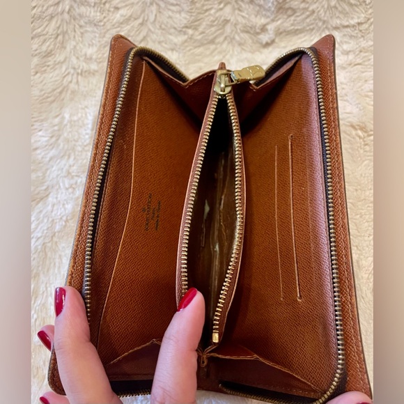 Louis Vuitton Vintage Monogram Zippy Wallet - Picture 5 of 5